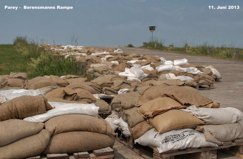 Hochwasser- 2013_06_11-011-Parey-Berensmanns_Rampe.jpg